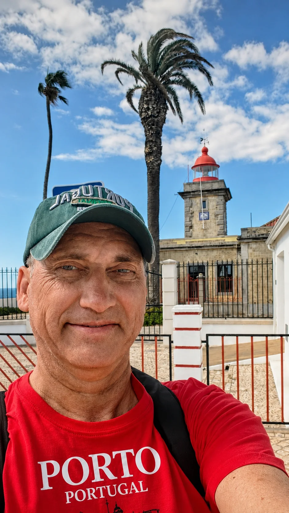 Selfie vor einem Leuchtturm in Portugal – ein persönlicher Ort für Hoffnung, Ruhe und Orientierung.