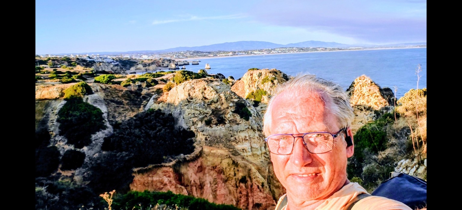 Blick über die Felsküste von Lagos und den Atlantik