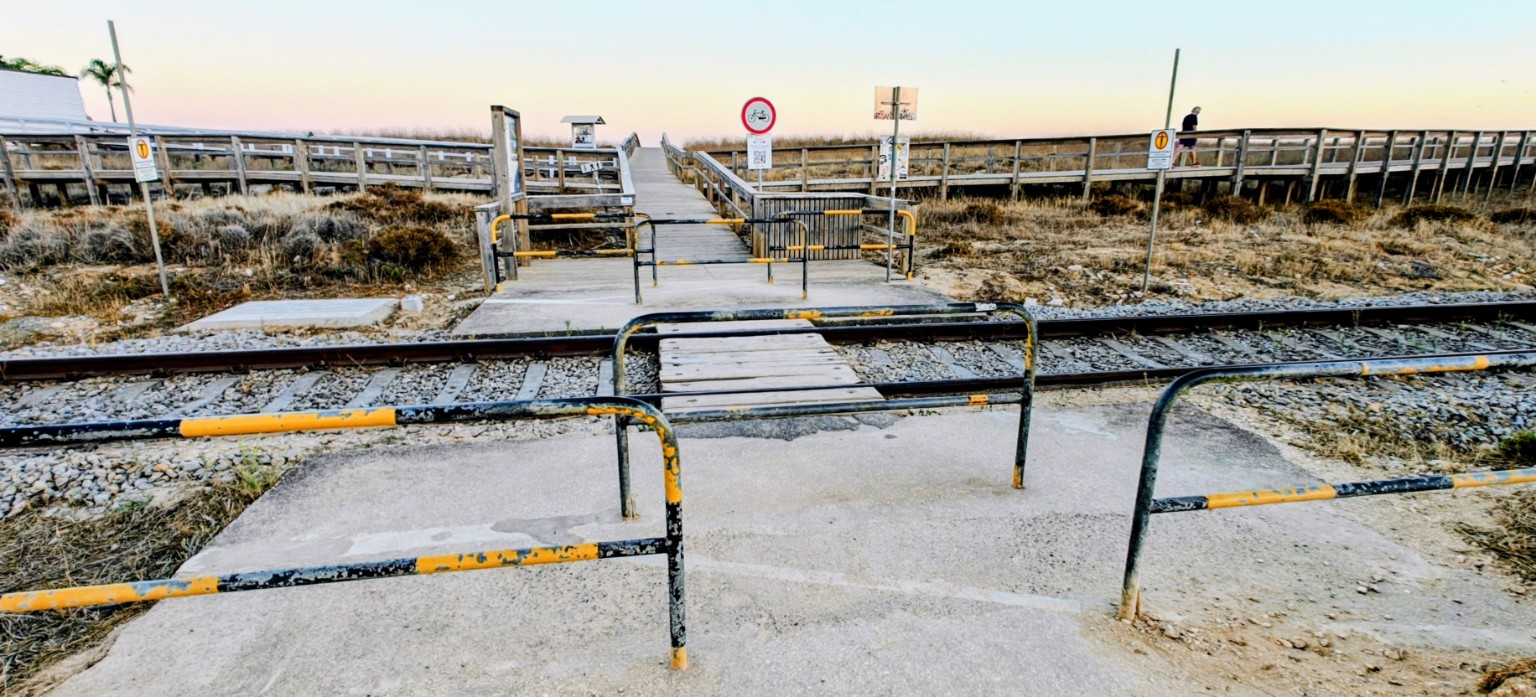 Bahnstrecke und Zugang zur Meia Praia