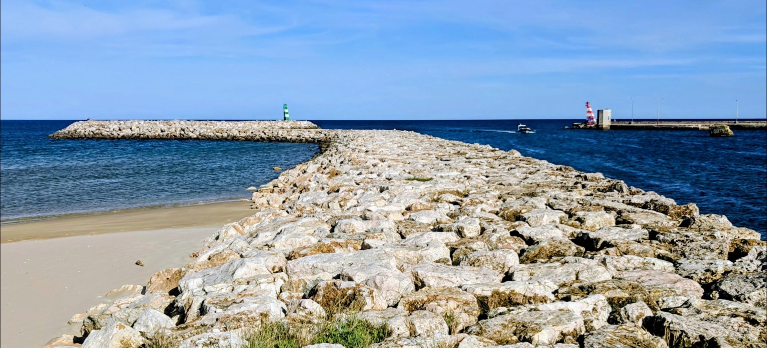 Molen und Seezeichen an der Hafeneinfahrt von Lagos