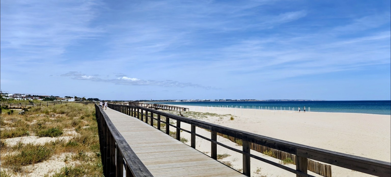Holzsteg durch die Dünen der Meia Praia