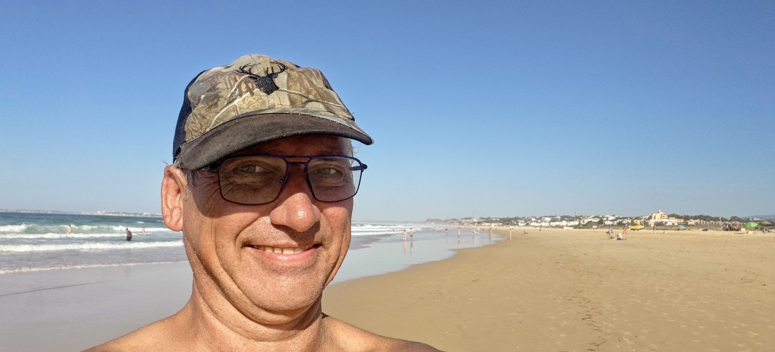 Persönliches Selfie an der Meia Praia mit weitem Strand im Hintergrund