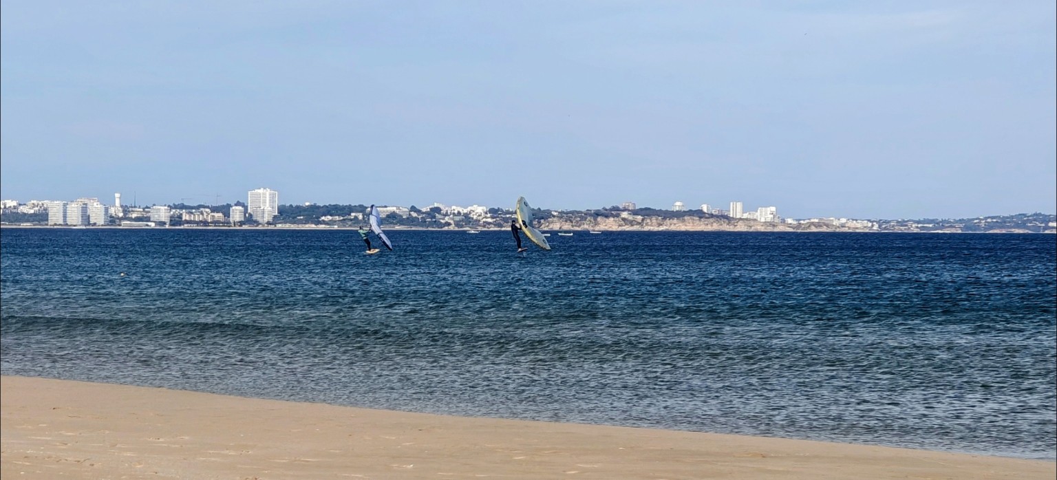 Wassersport auf dem Atlantik vor der Meia Praia