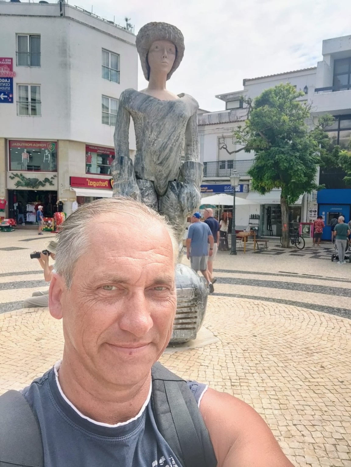 Persönliches Foto vor der D.-Sebastião-Statue in Lagos